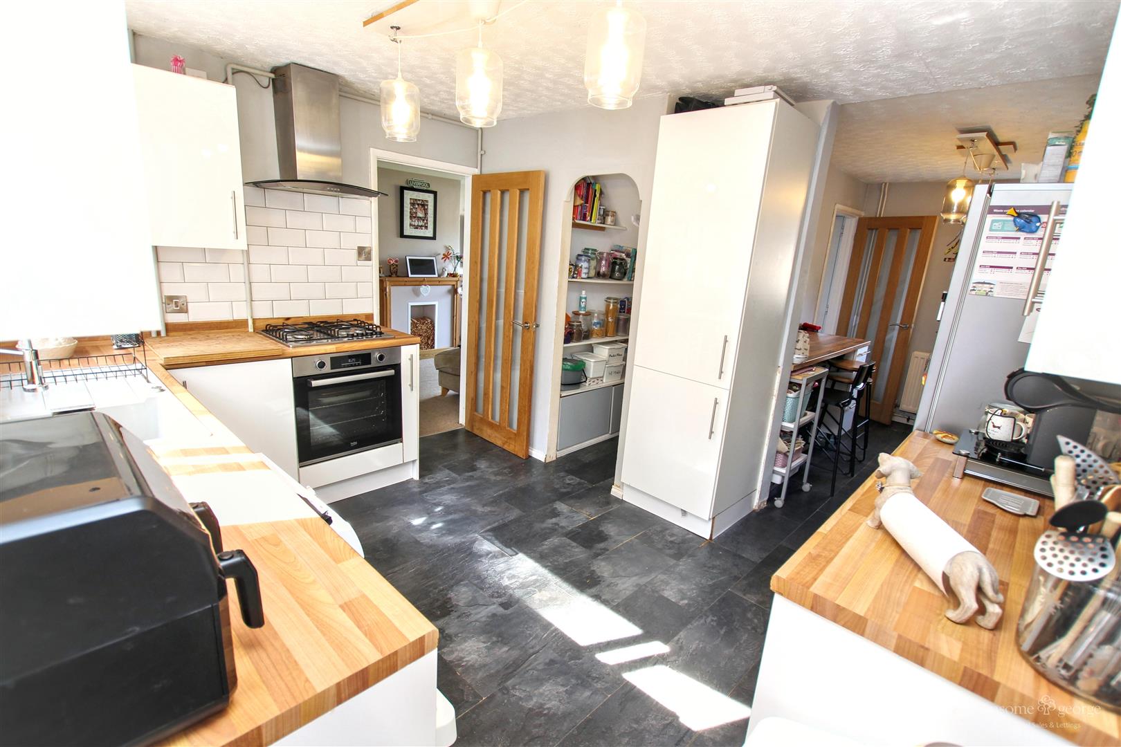 3 bed property in Vale Crescent, Reading